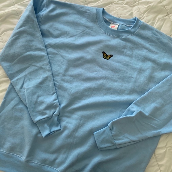 b e s t - s e l l e r✨butterfly baby blue crewneck - Picture 8 of 9